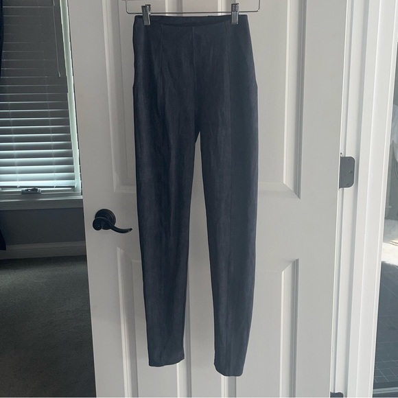 Lululemon Here to There High-Rise 7/8 Pant
Crosshatch Texture Black 2020 W5CPPS - Picture 2 of 7